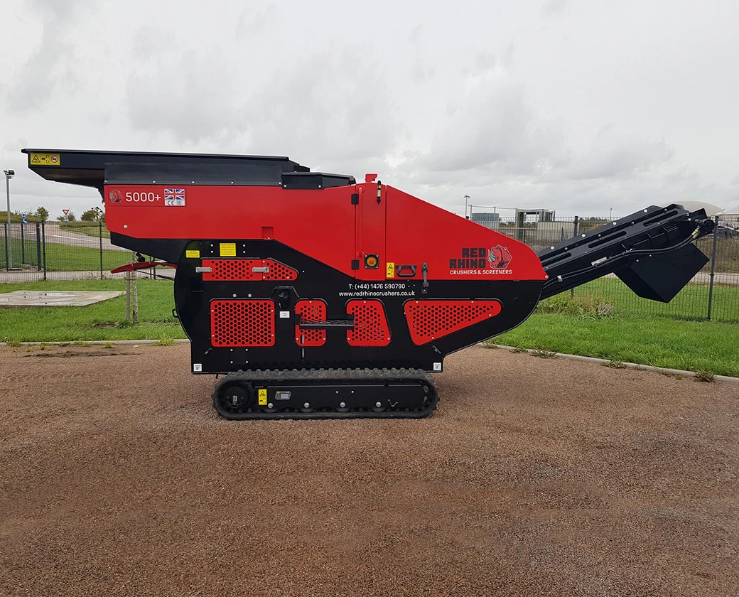Photo du Red Rhino 5000 Plus de profil et en extérieur